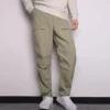 Calças casuais de homem Converse de cor sólida, tecidas e de perna reta, cinza claro Verde