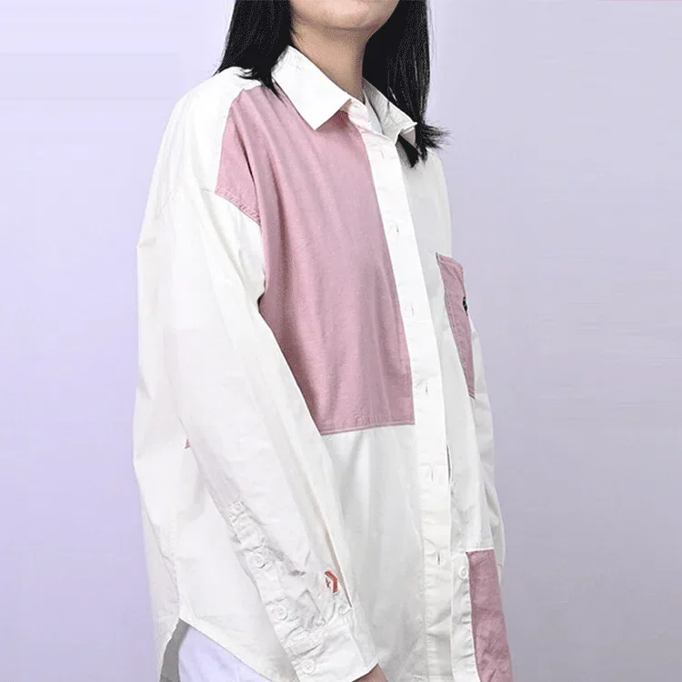 Camisa de manga comprida com padrão de flores, logótipo pequeno e blocos de cor, branca e rosa