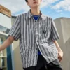 Camisa de manga curta às riscas com botões Tamanhos asiáticos “Azul”