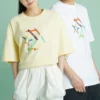 Camiseta esportiva com estampa, gola redonda e manga curta, amarelo claro
