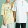 Camiseta esportiva com estampa, gola redonda e manga curta, amarelo claro