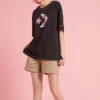 Camiseta folgada com estampa, gola redonda e manga curta, preta