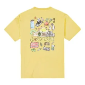 Camiseta masculina Converse com estampa de graffiti e desenhos animados nas costas, corte solto, casual, gola redonda e manga curta, cor dourada Camiseta masculina Converse com estampa de graffiti e desenhos animados nas costas, corte solto, casual, gola redonda e manga curta, cor dourada