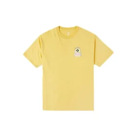 Camiseta masculina Converse com estampa de graffiti e desenhos animados nas costas, corte solto, casual, gola redonda e manga curta, cor dourada Camiseta masculina Converse com estampa de graffiti e desenhos animados nas costas, corte solto, casual, gola redonda e manga curta, cor dourada