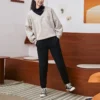 Camisola com capuz bege de malha solta e decote em V