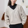 Camisola com capuz bege de malha solta e decote em V