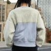 Camisola de gola redonda em lã de carneiro com costuras, com capuz, em branco leite