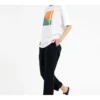 Camisola de manga curta com estampado de letras em paisagem, branca