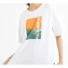 Camisola de manga curta com estampado de letras em paisagem, branca