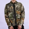 Casaco com estampa de camuflagem em toda a superfície