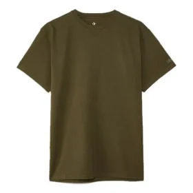 Converse x Kim Jones para homem, camisola desportiva de manga curta com gola redonda, cor sólida, com etiqueta pequena, verde azeitona Converse x Kim Jones para homem, camisola desportiva de manga curta com gola redonda, cor sólida, com etiqueta pequena, verde azeitona