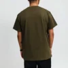 Converse x Kim Jones para homem, camisola desportiva de manga curta com gola redonda, cor sólida, com etiqueta pequena, verde azeitona