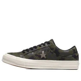 Estampa de camuflagem verde com uma estrela One Star