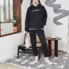 Moletom com capuz em malha bordado com letras em cores contrastantes Preto