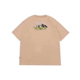 T-shirt com estampado para exterior Tamanhos asiáticos “Oat Milk” T-shirt com estampado para exterior Tamanhos asiáticos “Oat Milk”