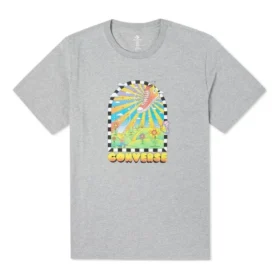 T-shirt com gráfico New Heights Tamanhos asiáticos “Cinza” T-shirt com gráfico New Heights Tamanhos asiáticos “Cinza”