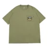 T-shirt com logótipo no bolso Tamanhos asiáticos “Army Green”