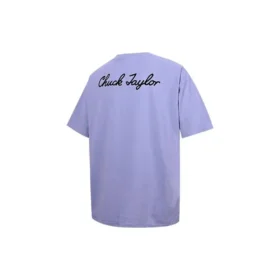 T-shirt com patch de sapatilha Chuck Taylor Tamanhos asiáticos “Purple” T-shirt com patch de sapatilha Chuck Taylor Tamanhos asiáticos “Purple”