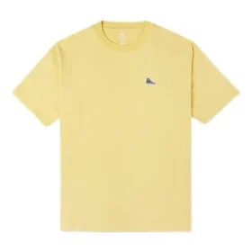 T-shirt com patch de sapato Chuck Taylor Tamanhos asiáticos “Amarelo” T-shirt com patch de sapato Chuck Taylor Tamanhos asiáticos “Amarelo”