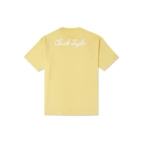 T-shirt com patch de sapato Chuck Taylor Tamanhos asiáticos “Amarelo” T-shirt com patch de sapato Chuck Taylor Tamanhos asiáticos “Amarelo”