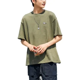 T-shirt com patch de ténis Tamanhos asiáticos “Verde”