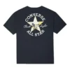 T-shirt preta de manga curta, gola redonda, corte largo e casual, com impressão de letras bordadas