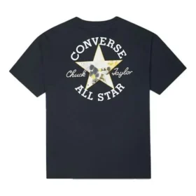 T-shirt preta de manga curta, gola redonda, corte largo e casual, com impressão de letras bordadas