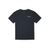 T-shirt preta de manga curta, gola redonda, corte largo e casual, com impressão de letras bordadas