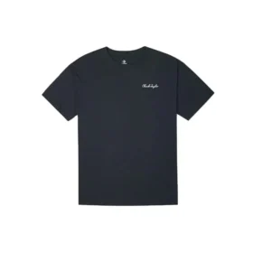 T-shirt preta de manga curta, gola redonda, corte largo e casual, com impressão de letras bordadas